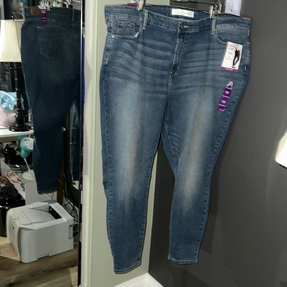 Plus size, Signature Levi Strauss mid rise skinny jeans - Picture 9 of 10